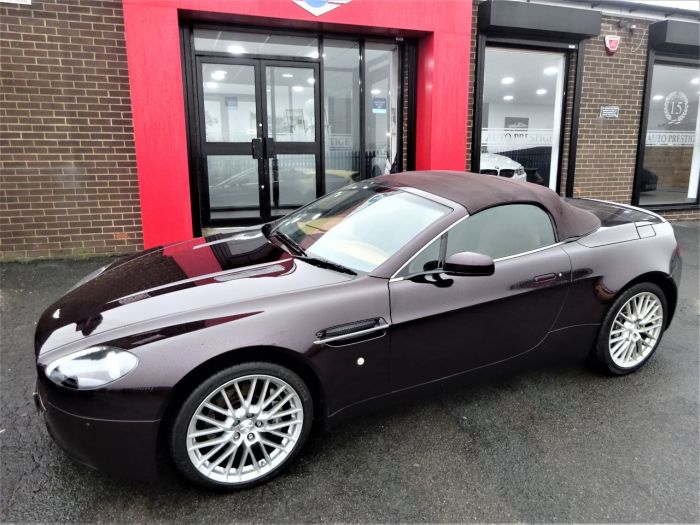 Aston Martin V8 Vantage 4.7 VANTAGE LOW MILEAGE ROADSTER CONVERTIBLE Convertible Petrol Red