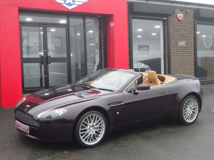 Aston Martin V8 Vantage 4.7 VANTAGE LOW MILEAGE ROADSTER CONVERTIBLE Convertible Petrol Red