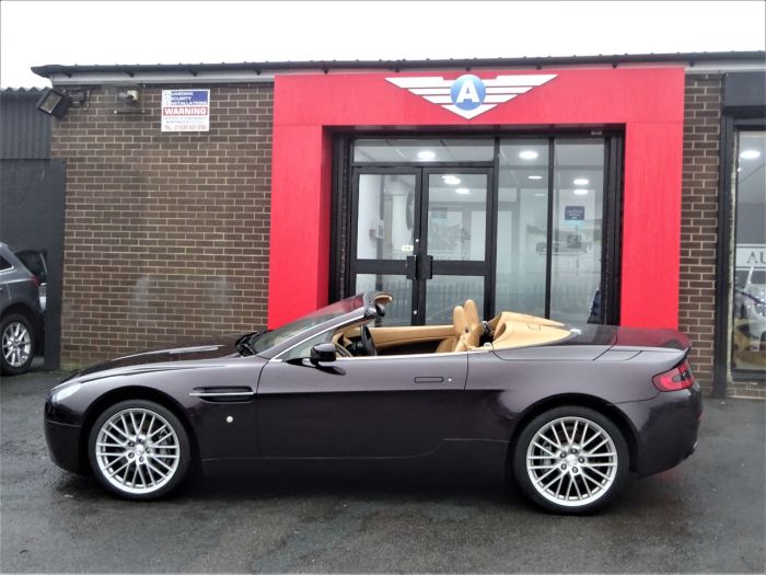 Aston Martin V8 Vantage 4.7 VANTAGE LOW MILEAGE ROADSTER CONVERTIBLE Convertible Petrol Red