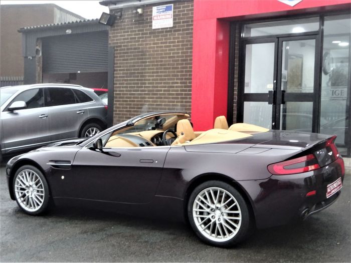 Aston Martin V8 Vantage 4.7 VANTAGE LOW MILEAGE ROADSTER CONVERTIBLE Convertible Petrol Red